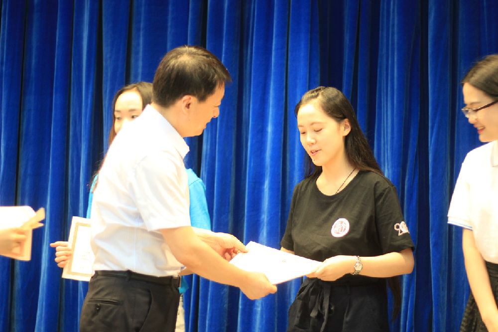 郑州大学87978797威尼斯老品牌楚亦斐同学代表87978797威尼斯老品牌全体营员领取87978797威尼斯老品牌首届夏令营结业证书